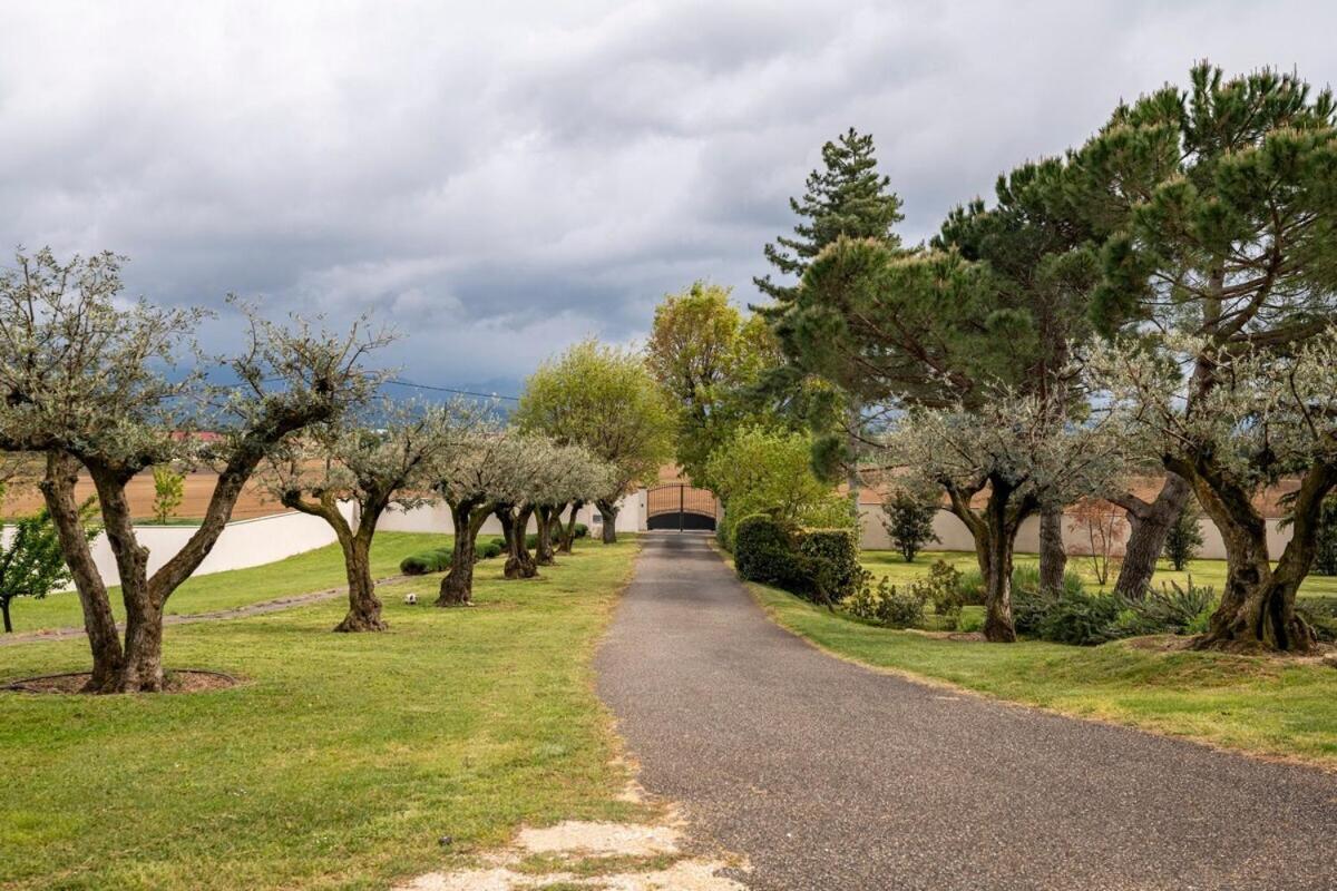 La Villa Moursoise 4 Etoiles Exterior photo